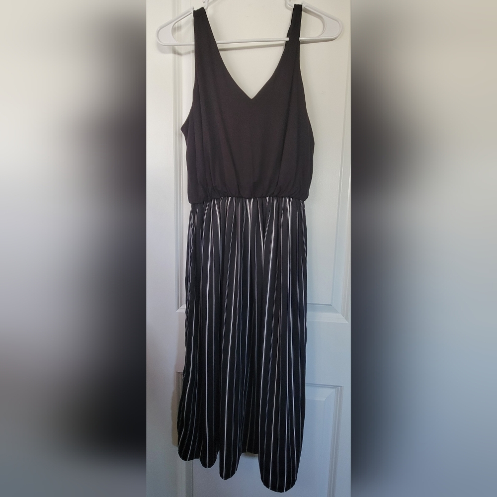 Black and white flowy maxi petite dress- Size Small